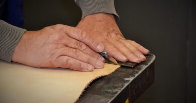 Luxusmarken sehen sich einem stärkeren Preiswettbewerb ausgesetzt, da die Verbraucher Qualität, Wiederverkauf und Kosten pro Kleidungsstück vergleichen Luxusmarken sehen sich einem stärkeren Preiswettbewerb ausgesetzt, da die Verbraucher Qualität, Wiederverkauf und Kosten pro Kleidungsstück vergleichen