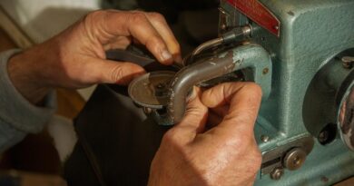 Os monogramas e os pingentes modulares estão voltando à tona à medida que os compradores procuram maneiras acessíveis de sinalizar seu gosto